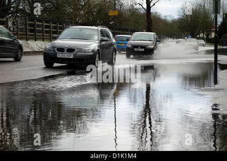 in der Nähe von Hampton Court, London, UK. 25. Dezember 2012. Straße A308 Überschwemmungen in der Nähe von Hampton Court, London Stockfoto