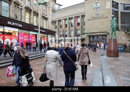 Buchanan Street, Glasgow, Schottland, Großbritannien, Mittwoch, 26th. Dezember 2012. Leute, die beim Verkauf am Boxing Day im Stadtzentrum neben dem Einkaufszentrum Buchanan Galleries einkaufen, mit der Statue des ehemaligen Ersten Ministers Donald Dewar, die im Stadtzentrum aufschaut Stockfoto