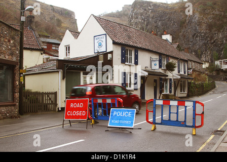 Dezember 2012 - Autos fahren an der Schließung vorbei Zeichen nach den Auswirkungen der starken Regenfälle bleibt die Cheddar-Schlucht mit Schildern und Barrieren geschlossen Stockfoto