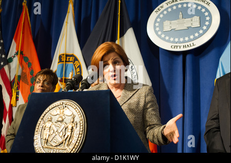 Stadtrat Sprecher Christine Quinn, in Begleitung von Mitgliedern des Stadtrates, spricht auf einer Pressekonferenz Stockfoto