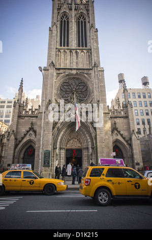 Anbeter verlassen Grace Church in Greenwich Village in New York nach Weihnachten Dienstleistungen Stockfoto