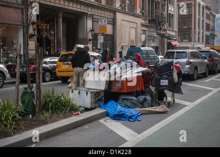 Ein Obdachloser mit seinen Besitz am Broadway im Flatiron District in New York Stockfoto