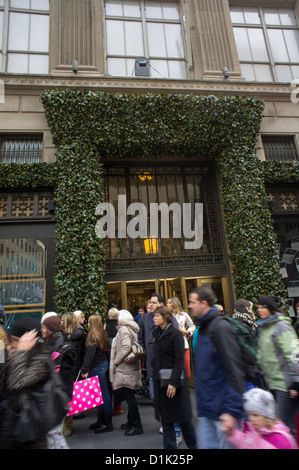 Massen von Touristen und Käufer außerhalb Saks Fifth Avenue in New York Stockfoto