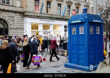 Buchanan Street, Glasgow, Schottland, Großbritannien, Mittwoch, 26th. Dezember 2012. Leute, die beim Verkauf am zweiten Weihnachtsfeiertag im Stadtzentrum einkaufen, vorbei an der Polizei-Telehone-Box. Stockfoto