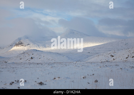 Schwarz zu montieren, Rannoch Moor, Schottland, mit Schnee bedeckt. Stockfoto