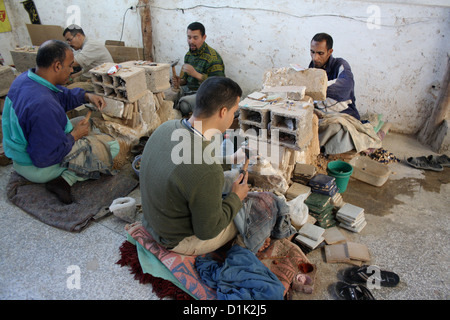 Handwerker, die Fliesen in Fez, Marokko Stockfoto