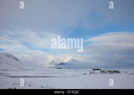 Schwarz zu montieren, Rannoch Moor, Schottland, mit Schnee bedeckt. Stockfoto