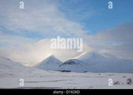 Schwarz zu montieren, Rannoch Moor, Schottland, mit Schnee bedeckt. Stockfoto