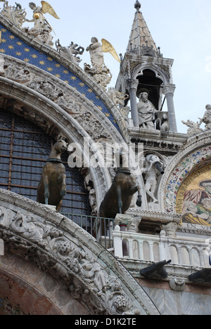 zwei der vier triumphierende Quadriga Pferde am Markusplatz Basilika, Venedig Stockfoto