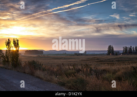 Sonnenaufgang über den Ebenen von Spanien, schöne bunte Wolken am Himmel, Stockfoto