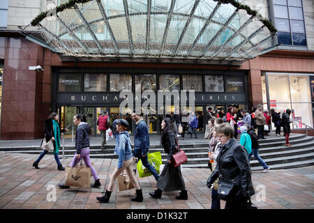 Buchanan Street, Glasgow, Schottland, Großbritannien, Mittwoch, 26th. Dezember 2012. Leute, die beim Verkauf am zweiten Weihnachtsfeiertag im Stadtzentrum neben dem Einkaufszentrum Buchanan Galleries einkaufen Stockfoto