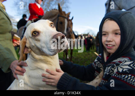 Mittwoch, 26. Dezember 2012. Ein junge Anhänger der Cottesmore Jagd auf ihre traditionellen Boxing Day treffen Cutts hautnah in Oakham, Rutland Stockfoto