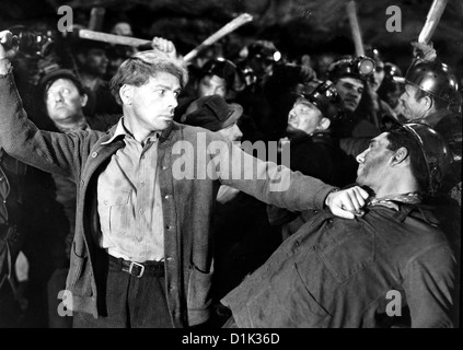 In Blinder Wut Black Fury Paul Muni Obwohl Joe (Paul Muni) Nicht Lesen Und Schreiben Kann, Mobilisiert er Eine Gruppe von Stockfoto