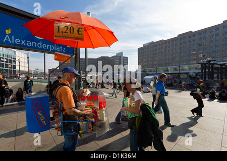 Wurst-Verkäufer am Alexanderplatz in Berlin, Deutschland Stockfoto