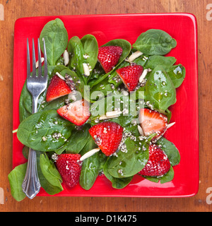Spinat Erdbeer-Salat mit Dressing hausgemachtes Mohnöl und Mandeln. Stockfoto