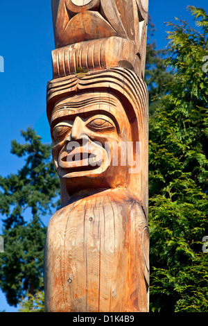 Detail eines Gesichts auf einem Totempfahl im Stanley Park in Vancouver, Kanada Stockfoto