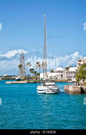 Segelschiffe gefesselt an der Uferpromenade der Stadt St. George's, Bermuda. Stockfoto