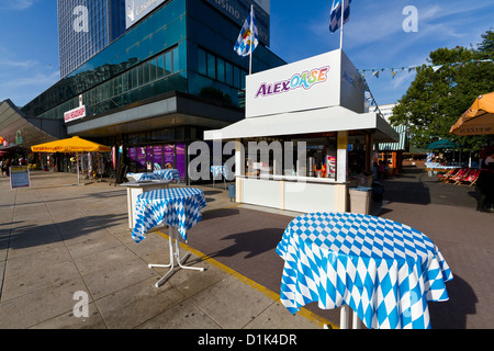 Snack-Bar am Alexanderplatz in Berlin, Deutschland Stockfoto