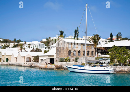 Segelschiff entlang der Uferpromenade der Stadt St. George's, Bermuda. Stockfoto