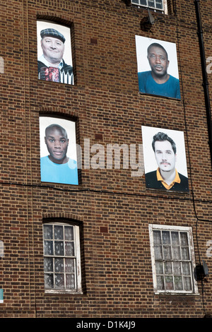 Ich bin hier von flüchtigen Bildern ist ein Werk der Kunst im öffentlichen Raum auf Samuel House, Haggerston Estate, Dunston Straße, Hackney, London, UK. Stockfoto