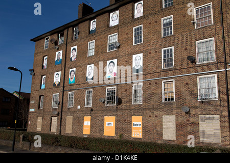 Ich bin hier von flüchtigen Bildern ist ein Werk der Kunst im öffentlichen Raum auf Samuel House, Haggerston Estate, Dunston Straße, Hackney, London, UK. Stockfoto