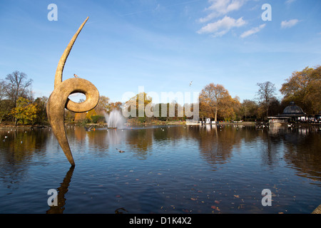 Skyscrapper, Bio-Heu-Skulpturen von Erno Bartha, Victoria Park, East London, UK. Stockfoto