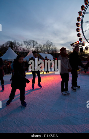 Eislaufen auf dem Weihnachtsmarkt am Alexanderplatz in Berlin, Deutschland Stockfoto