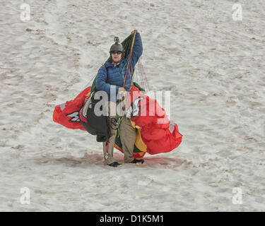 30. Juni 2012 - Girdwood, Alaska, USA - A Gleitschirm an der Nordwand des Mt Alyeska mit seinem Rig flugbereit. Die bunten Flügel/Baldachin, Gurtzeug, Rettungsschirm, Helm, Stiefel und Fluganzug sind alle erforderlich. Mt. Alyeska, der größten Skiberg im Zustand, liegt in Girdwood, Alaska, 27 Meilen (44Â km) von Anchorage, ein Lieblings Startplatz für Gleitschirmflieger. (Kredit-Bild: © Arnold Drapkin/ZUMAPRESS.com) Stockfoto