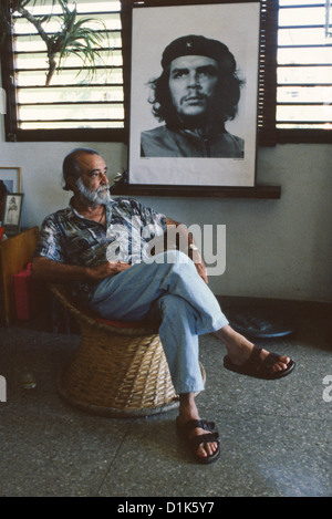 SPÄTEN FOTOGRAF ALBERTO KORDA MIT EINE ORIGINALGRAPHIK DER WELT BERÜHMTEN BILD VON CHE GUEVARA NAHM ER IM JAHRE 1962. Havanna, Kuba Stockfoto