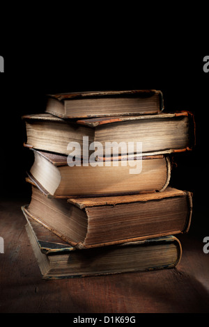 Dunkel und stimmungsvolle Stillleben mit abgenutzt und zerschlissene alte Bücher. Stockfoto