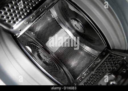 Innenansicht der neuen europäischen Top-Loading Waschmaschine. Stockfoto