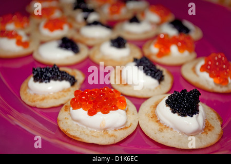 Blinis mit Sauerrahm und Kaviar Seeteufel Stockfoto