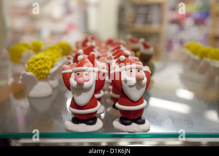 Weihnachtsmänner aus Vereisung im Schaufenster gemacht Stockfoto