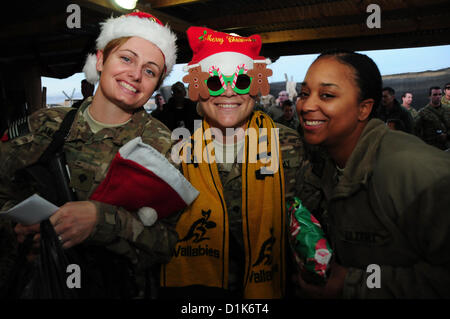 Amerikanischen und australischen Soldaten feiern Weihnachten im Multi nationale Basis Tarin Kot 25. Dezember 2012 in Tarin Kot, Afghanistan. Stockfoto