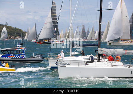 Zuschauer-Boote vor der Maxi Yachten zum Jahresbeginn 2012 Sydney-Hobart-Regatta Stockfoto