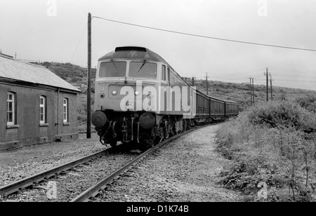Diesellokomotive der Baureihe 47 Nr. 47286 in Richtung eines Zuges in Drinnick Mill, Cornwall, England, Großbritannien. 1985 Stockfoto