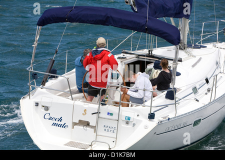 Familien Segeln ihrer Yacht im Hafen von Sydney, Australien wartet auf den Start der 2012 Sydney-Hobart-Regatta Stockfoto