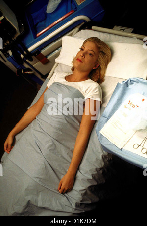 Tod Eines Cheerleaders Tod Cheerleader Hr Tori Spelling Stacy (Tori Spelling) Erliegt Noch Auf Dem Weg ins Krankenhaus Stockfoto