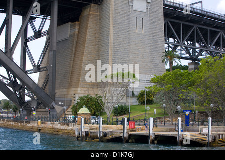 Hafenbrücke und Stützpfeiler von Sydney am Dawes Point in The Rocks, Sydney, NSW, Australien Stockfoto