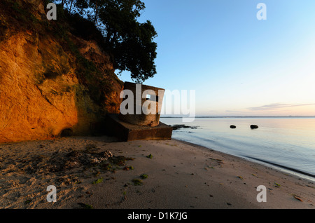 Dem zweiten Weltkrieg Bunker am Strand von Studland in Dorset Stockfoto