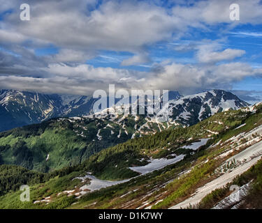 30. Juni 2012 steigen - Girdwood, Alaska, USA - die beeindruckenden schneebedeckte Gipfeln der Chugach Bergkette, umrahmt von dramatischen Wolkenformationen über dem Girdwood Tal, fotografiert von Mt Alyeska, in Girdwood, Alaska, 27 Meilen (44Â km) von Anchorage. (Kredit-Bild: © Arnold Drapkin/ZUMAPRESS.com) Stockfoto