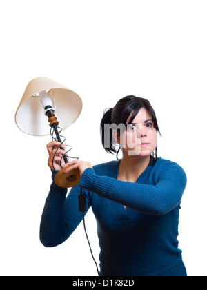 Junge Frau mit Lampe auf aggressive Weise Stockfoto