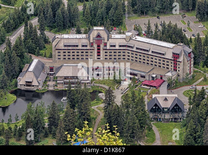 30. Juni 2012 - Girdwood, Alaska, USA - ein Blick vom Mt. Alyeska der Chateau-Stil-Architektur von der vier-Sterne-, das ganze Jahr über, Alyeska Resort & Hotel und seine untere Straßenbahn terminal, umgeben von hoch aufragenden Fichten, befindet sich in Girdwood, Alaska, 27 mi (44Â km) von Anchorage. (Kredit-Bild: © Arnold Drapkin/ZUMAPRESS.com) Stockfoto