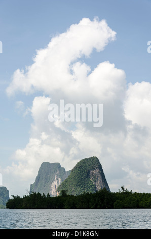 Hohen Cumulus-Wolken ragen Felsen Kalksteininseln in Ao Phang-Nga Marine National Park in Süd-Thailand Stockfoto