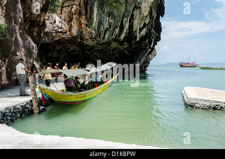 Longtail-Boot mit Touristen am dock auf James Bond Island in Ao Phang-Nga Marine National Park in Süd-Thailand Stockfoto