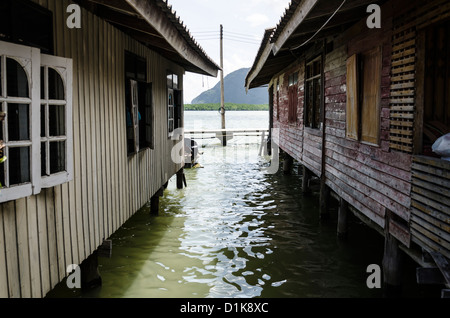 Zwei Holzhäuser auf Stelzen über der Bucht auf Ko Panyi muslimische Stelzen Dorf in Ao Phang-Nga Marine National Park in Süd-Thailand Stockfoto