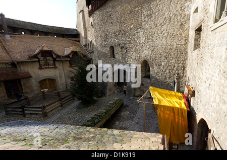 Blick über den Innenhof auf Schloss Chillon (Schloss Chillon) in Veytaux bei Montreux, Schweiz Stockfoto