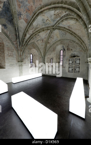 Lichtkasten Kunstinstallation in der Hauskapelle der Herzöge von Savoyen, das Schloss Chillon (Chateau de Chillon), Schweiz Stockfoto