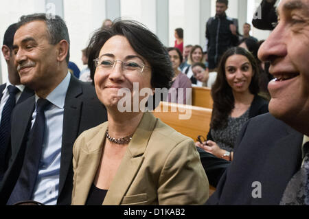 MK-Frau Hanin Zuabi in den High Court of Justice Gerichtssaal für ihre Beschwerde gegen Disqualifikation für die anstehenden Wahlen durch Teilnahme an die türkische IHH-Flottille (Mai 2010) an Bord der Mavi Marmara. Jerusalem, Israel. 27. Dezember 2012.  Arabische MK Frau Hanin Zuabi (Balad-Partei) appelliert Wahl Disqualifikation von Knesset Wahlen ZK vor dem High Court of Justice vor einer längeren Panel von neun Richtern unter der Leitung von Präsident des Obersten Gerichtshofs Asher Grunis. Stockfoto