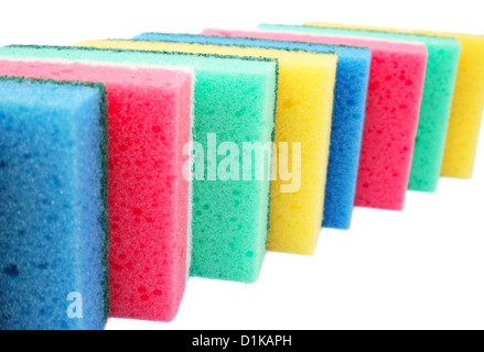 Bunte Schwämme isoliert auf weißem Hintergrund. Stockfoto